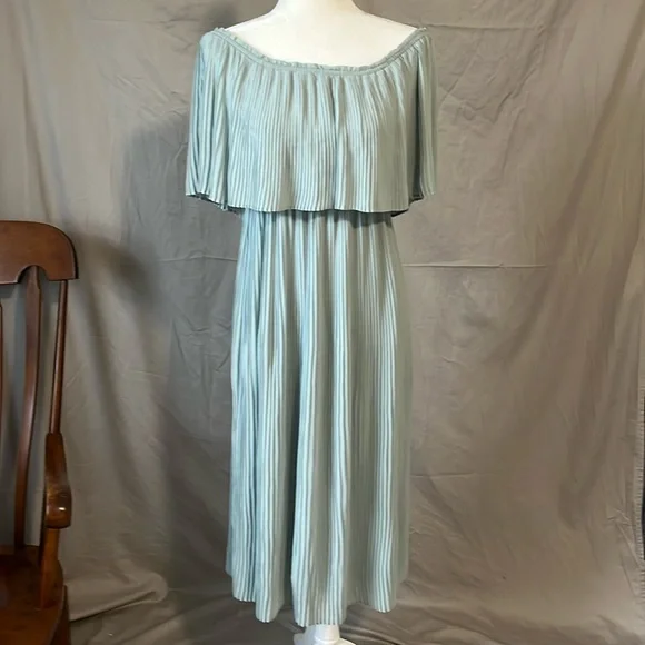 green emerald velvet dress ZARA. Pleated midi dress. TS  Hibuy market